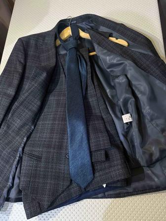 Продам тройку костюм в отличном состоянии