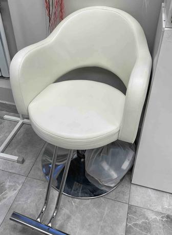 Парикмахерское кресло и помощник