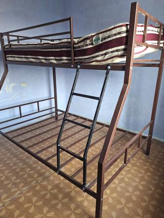 Двухъярусная кровать детей.