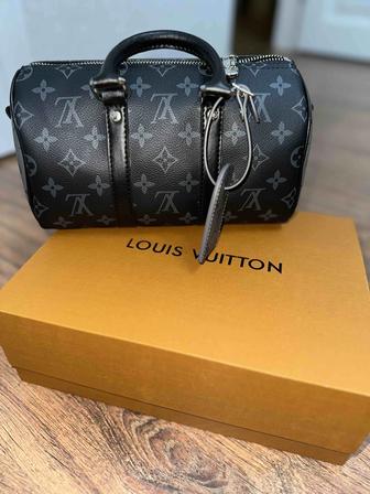 Продам сумку новая в коробке LV