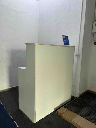 стойка ресепшн стол