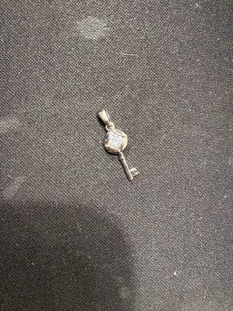 Ювелирное украшения из серебра в форме ключа