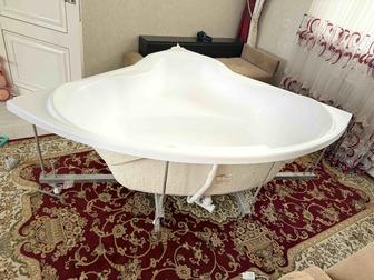 Продам акриловую угловую ванну