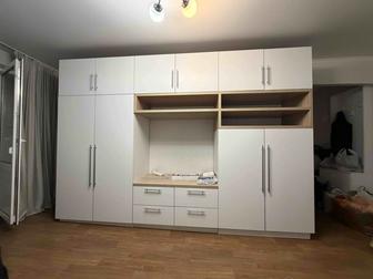 Продам большой шкаф-стенку с рабочей зоной