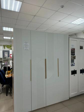 Продаю белый 4-дверный шкаф с выдвижными ящиками