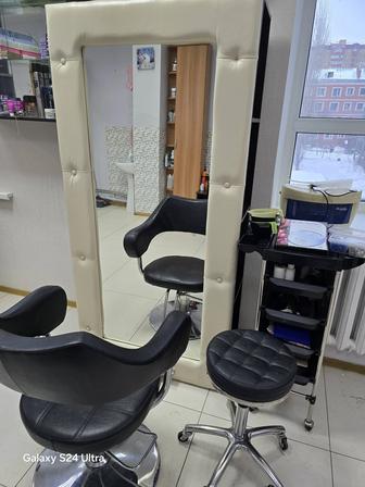 Парикмахерское оборудование: шкаф-зеркало с полками