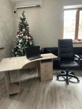 Рабочий стол и кресло