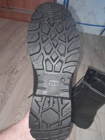 Продам зимние берцы размер 42 новые