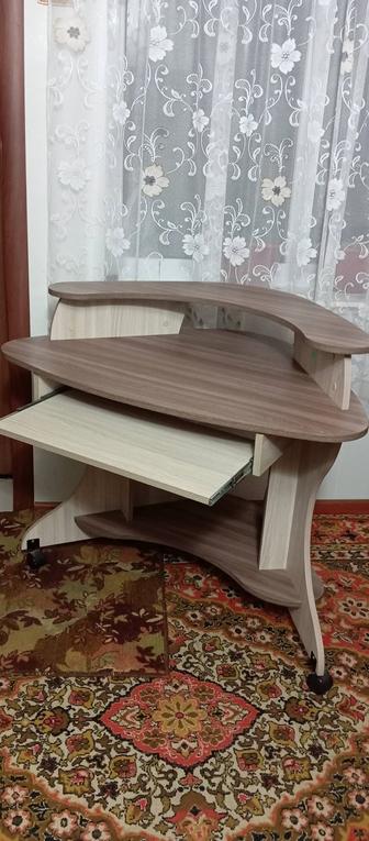 Компьютерный стол на колесах