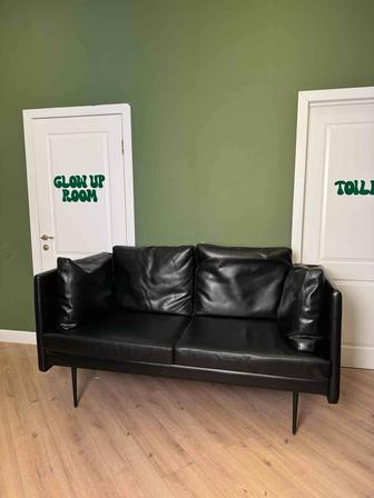 Диван черный из эко-кожи и дерева