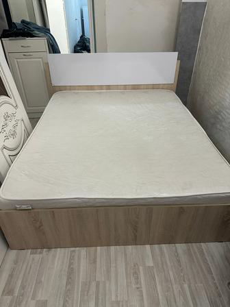 Кровать с матрасом