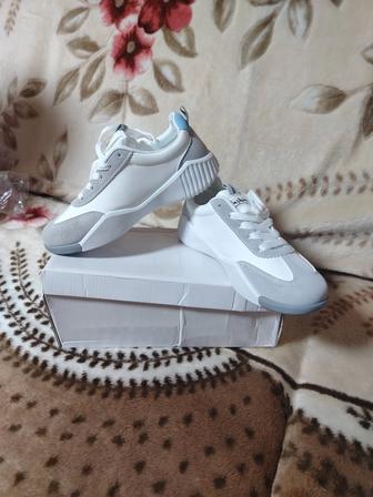 Кроссовки женские 36разм,
