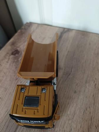 Самосвал (игрушка)