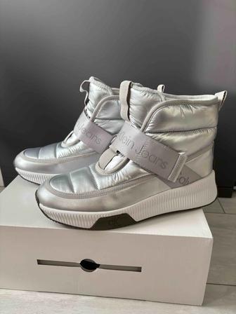 Продам дутики calvin klein jeans