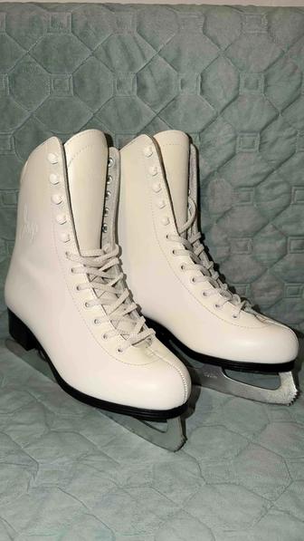 Продам коньки новые 40 размер