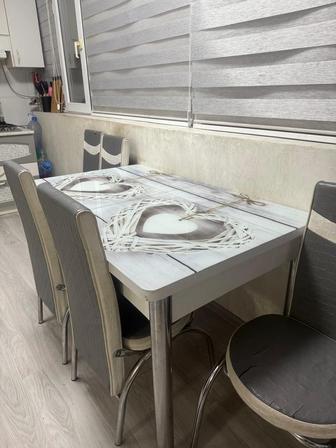 Прдам кухонный стол со стульями