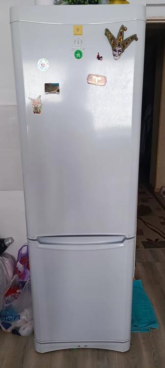 Холодильник Indesit
