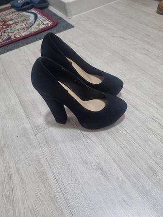 Продам женские туфли замшевые на высоком каблуке