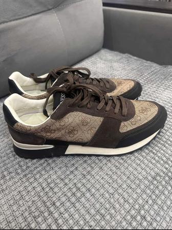 Продам кроссовки GUESS