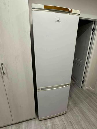 Продам холодильник indesit