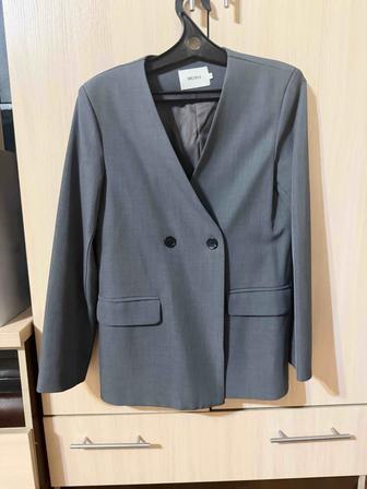 Продаю деловой костюм