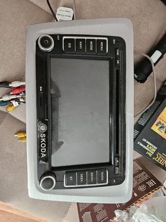 Продам магнитолу Шкода рапид