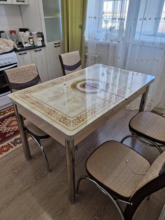 Стол и стулья для кухни