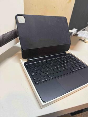 Чехол клавиатура Apple Magic Keyboard для Apple iPad Pro 11 2024
