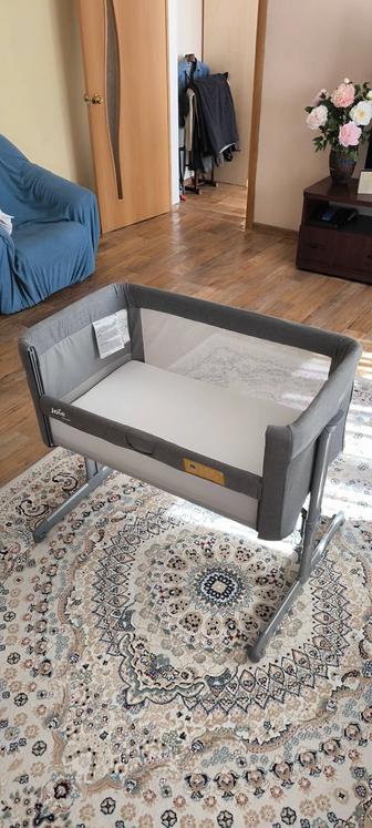 Детская приставная кроватка Joie Roomie, состояние почти новое