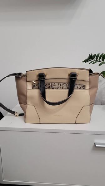 Продам женскую сумку в нормальном состоянии бренд Charles and Keith