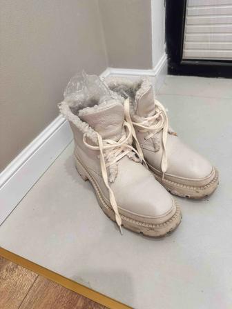 Продам белые кожаные зимние ботинки. Размер 39.