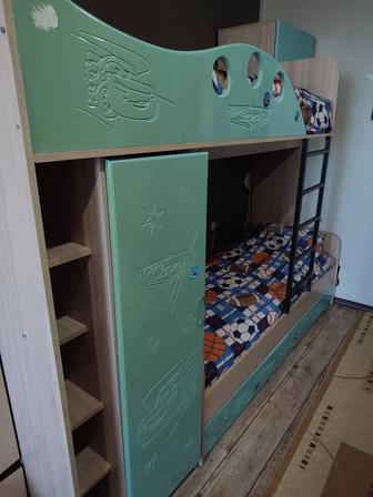 Продам двухъярусную кровать б/у