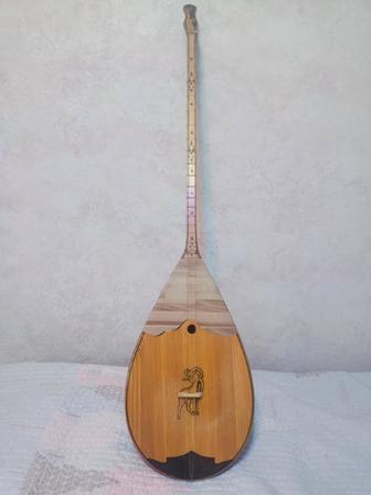 Мастеровая домбра с национальным орнаментом (Архар)