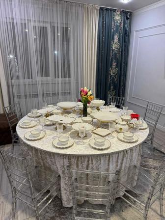 Стол стулья посуда