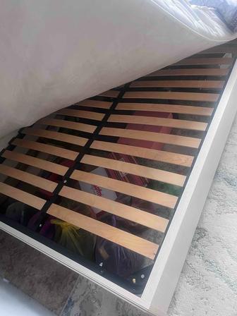 Кровать с матрасом в хорошем состоянии