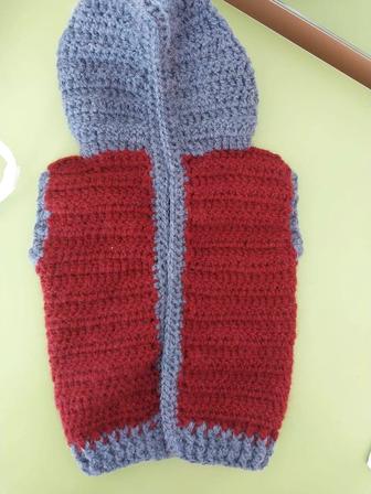 Название Нежность первых дней. Описание стильный и тёплый жилет, св