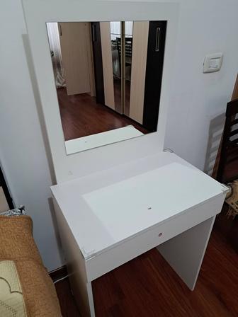 Трюмо с зеркалом