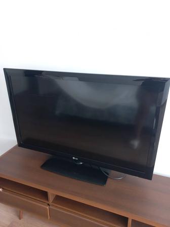 Телевизор фирмы LG , диагональ 106. Размер 118