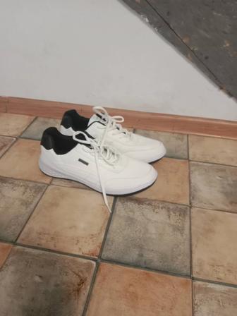 Продам мужские кроссовки