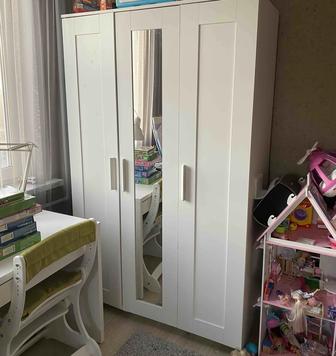 Продаю шкаф трех секционный ИКЕА серии Бримнэс