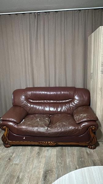 Кожаный диван