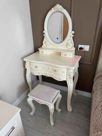 Столик туалетный с зеркалом и подсветкой