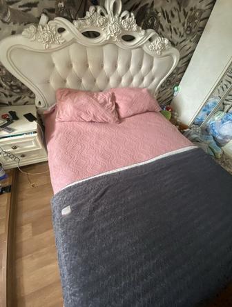 Двуспальная кровать