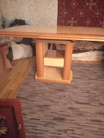 Срочно продам раздвижной стол тумбу с 2 стульями