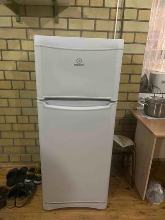 Продам холодильник indesit