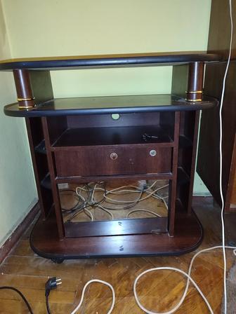 Тумбочка на колесах под телевизор, дешево, в отличном состоянии