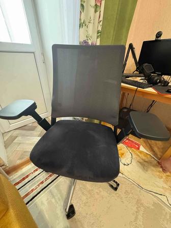 Офисное кресло