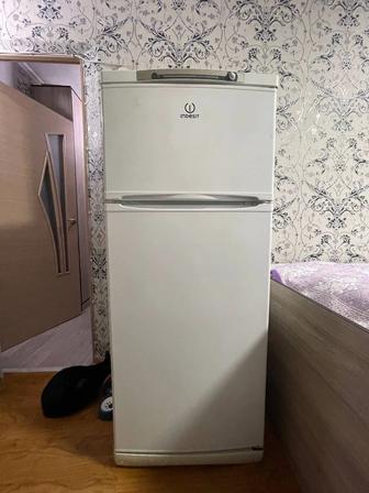 Продам холодильник Indesit ST145.028