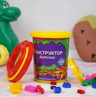 Конструктор 200 деталей, в ведре.