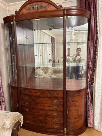 Продам шкаф сервант с зеркалом, со стеклянными боками